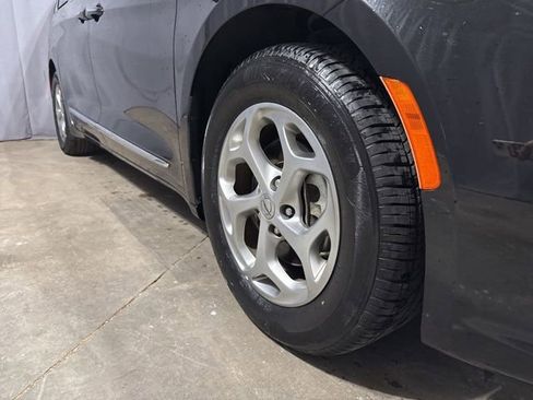 Used 2023 Chrysler Pacifica Limited FWD image 5