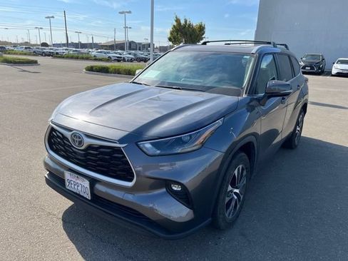 Used 2023 Toyota Highlander XLE FWD image 2