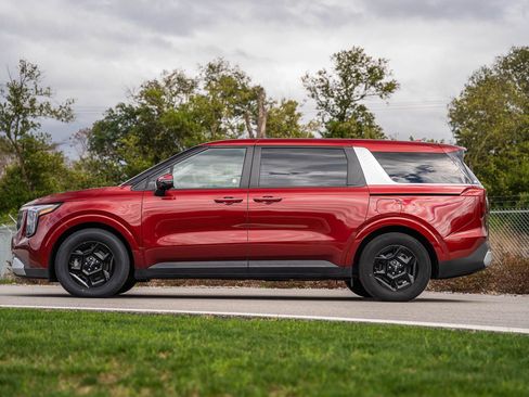 Used 2025 Kia Carnival image 4