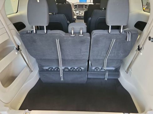 Used 2023 Chrysler Voyager LX image 17