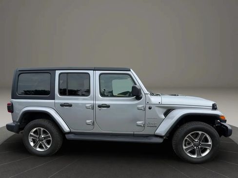 Used 2019 Jeep Wrangler Unlimited Sahara w/ Cold Weather Group AWD/4WD image 4