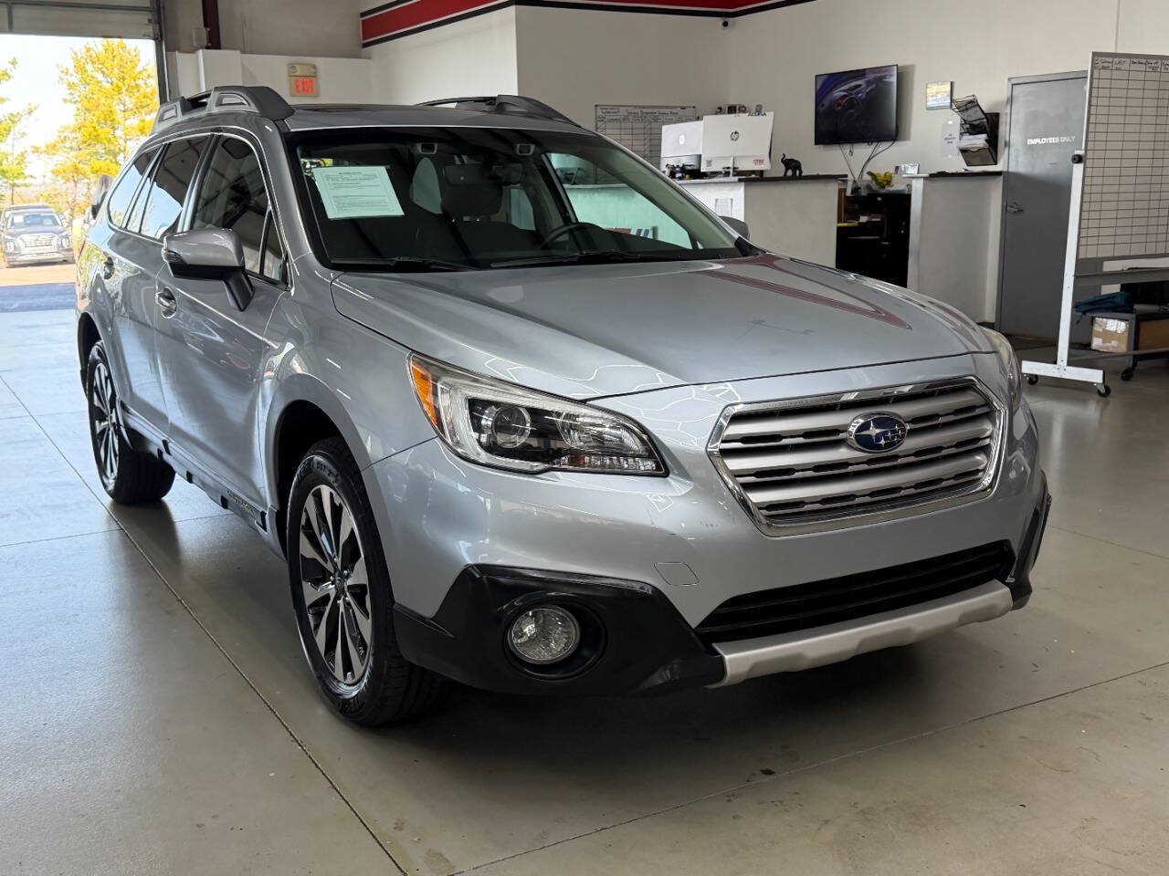 Used 2017 Subaru Outback 2.5i Limited AWD/4WD image 1