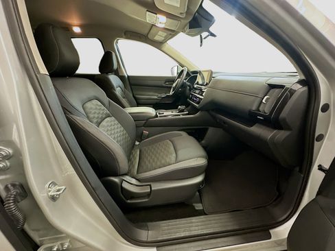 Used 2024 Nissan Pathfinder SV image 33