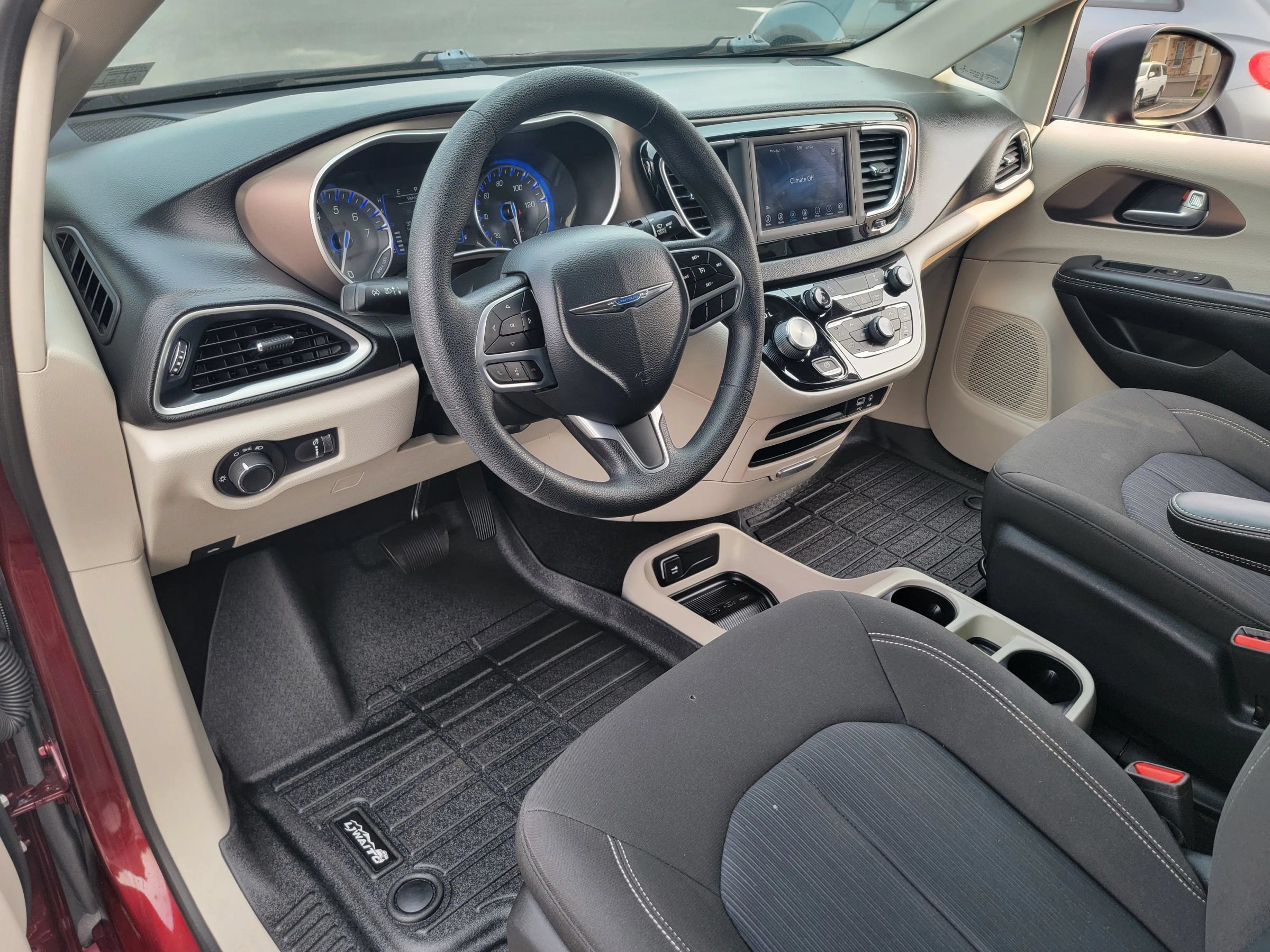 Used 2020 Chrysler Voyager L FWD image 11