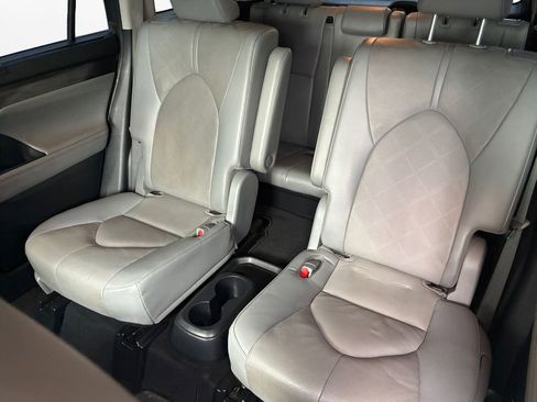 Used 2022 Toyota Highlander Platinum image 22