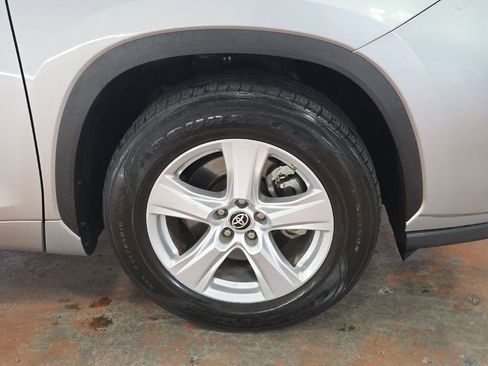 Used 2023 Toyota Highlander LE image 8