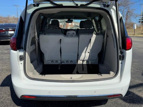 Used 2017 Chrysler Pacifica Touring-L Plus w/ Advanced Safetytec Group image 9