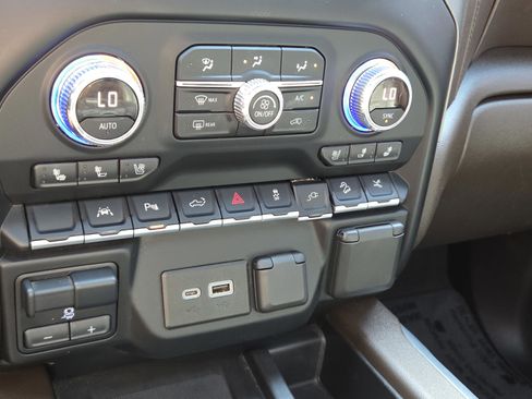 Used 2022 GMC Sierra 1500 Denali w/ Denali Reserve Package AWD/4WD image 23