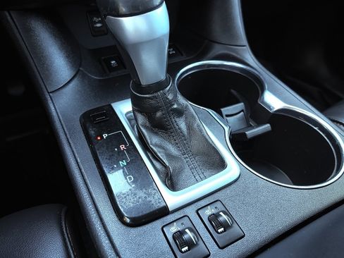 Used 2019 Toyota Highlander XLE image 12