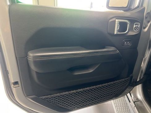 Used 2018 Jeep Wrangler Unlimited Sahara AWD/4WD image 15