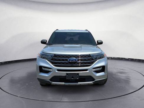 Used 2023 Ford Explorer XLT w/ Equipment Group 202A RWD image 2