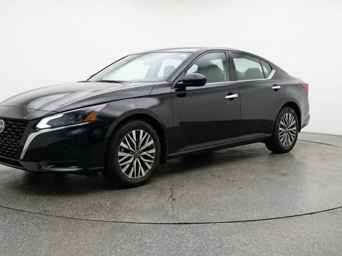 Used 2025 Nissan Altima 2.5 SV image 3
