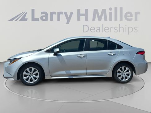 Used 2024 Toyota Corolla LE FWD image 2