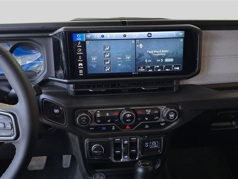 Used 2024 Jeep Wrangler Unlimited w/ Convenience Group AWD/4WD image 19