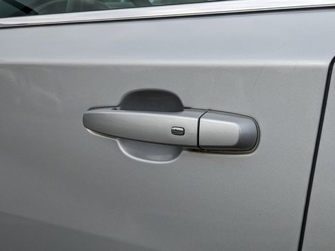 Used 2020 Chevrolet Traverse LT w/ LT Premium Package image 24