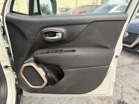 Used 2016 Jeep Renegade Latitude FWD image 26
