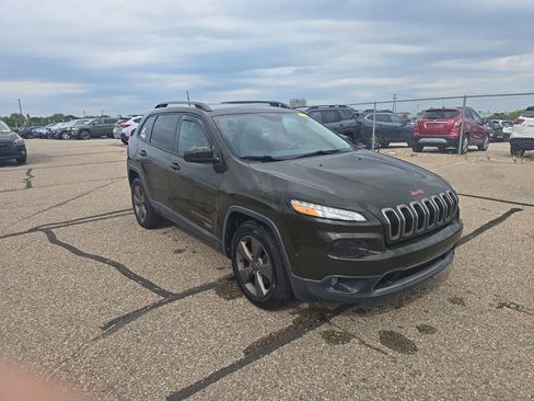 Used 2017 Jeep Cherokee Latitude w/ Comfort/Convenience Group AWD/4WD image 3