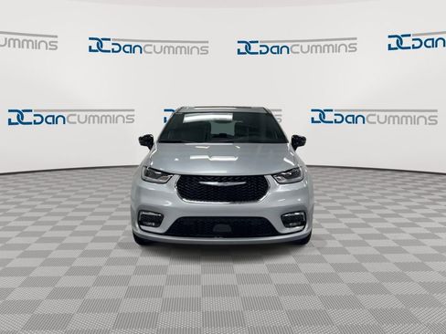 New 2026 Chrysler Pacifica Limited FWD image 3
