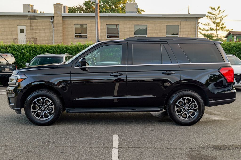 Used 2023 Ford Expedition XLT AWD/4WD image 4