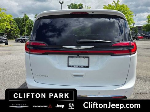 Used 2026 Chrysler Pacifica Select FWD image 5
