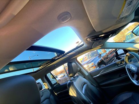 Used 2023 Jeep Grand Cherokee Limited image 17