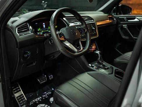 Used 2022 Volkswagen Tiguan SE R-Line image 9