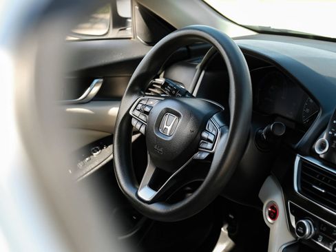 Used 2018 Honda Accord EX image 17