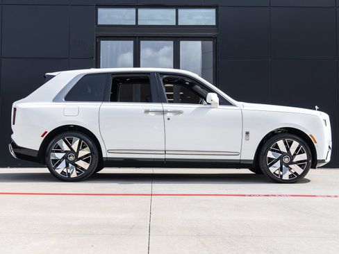 New 2026 Rolls-Royce Cullinan AWD/4WD image 12