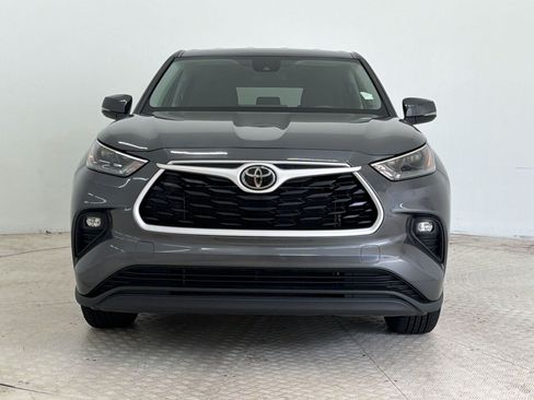 Used 2025 Toyota Highlander LE FWD image 6