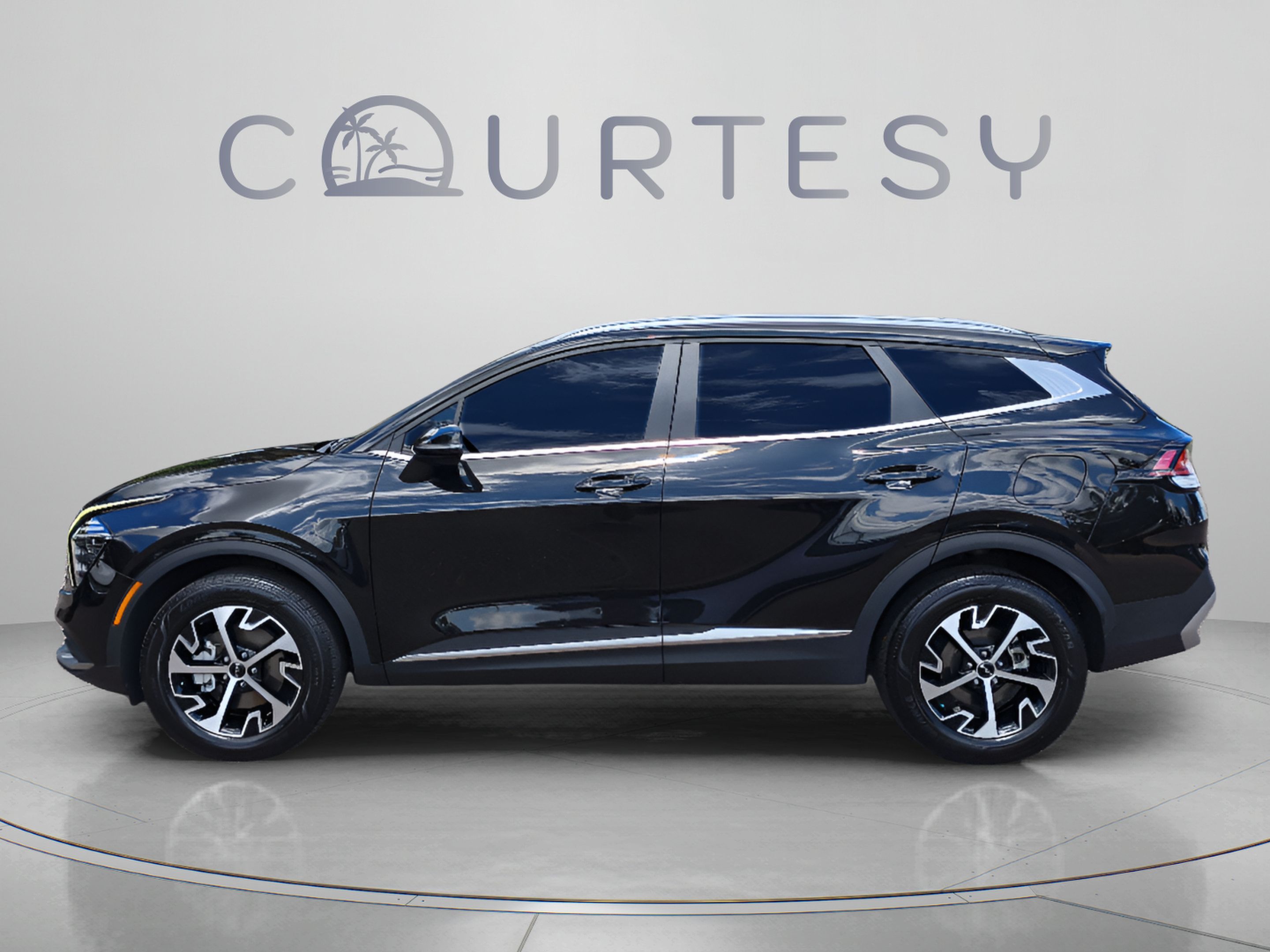 Used 2025 Kia Sportage EX AWD/4WD image 2