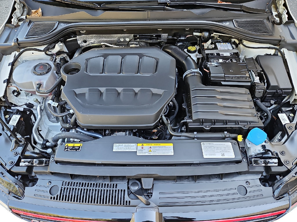 Certified 2025 Volkswagen GTI SE FWD image 33