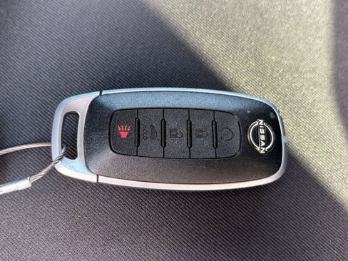 Used 2025 Nissan Pathfinder SV image 30