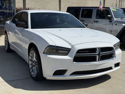 Used 2014 Dodge Charger SE image 3