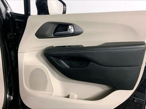 Used 2024 Chrysler Pacifica Touring-L FWD image 26