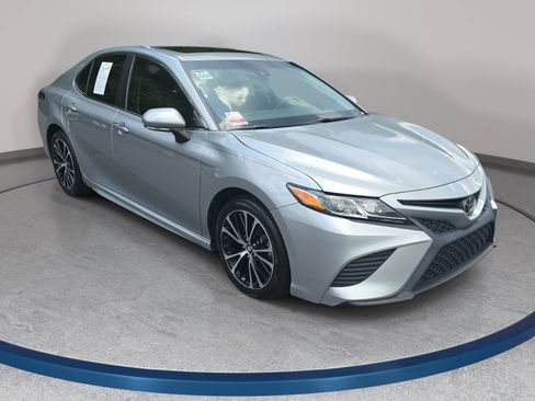 Used 2018 Toyota Camry SE w/ Moonroof Package FWD image 3