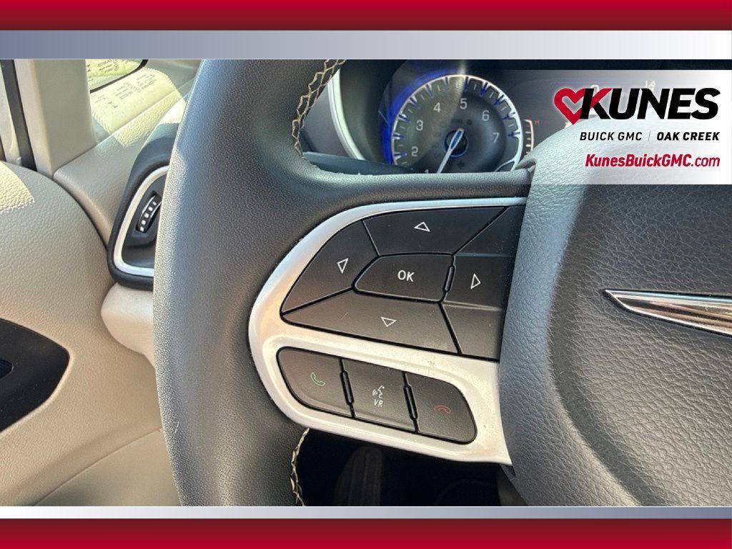 Used 2023 Chrysler Pacifica Touring-L FWD image 23