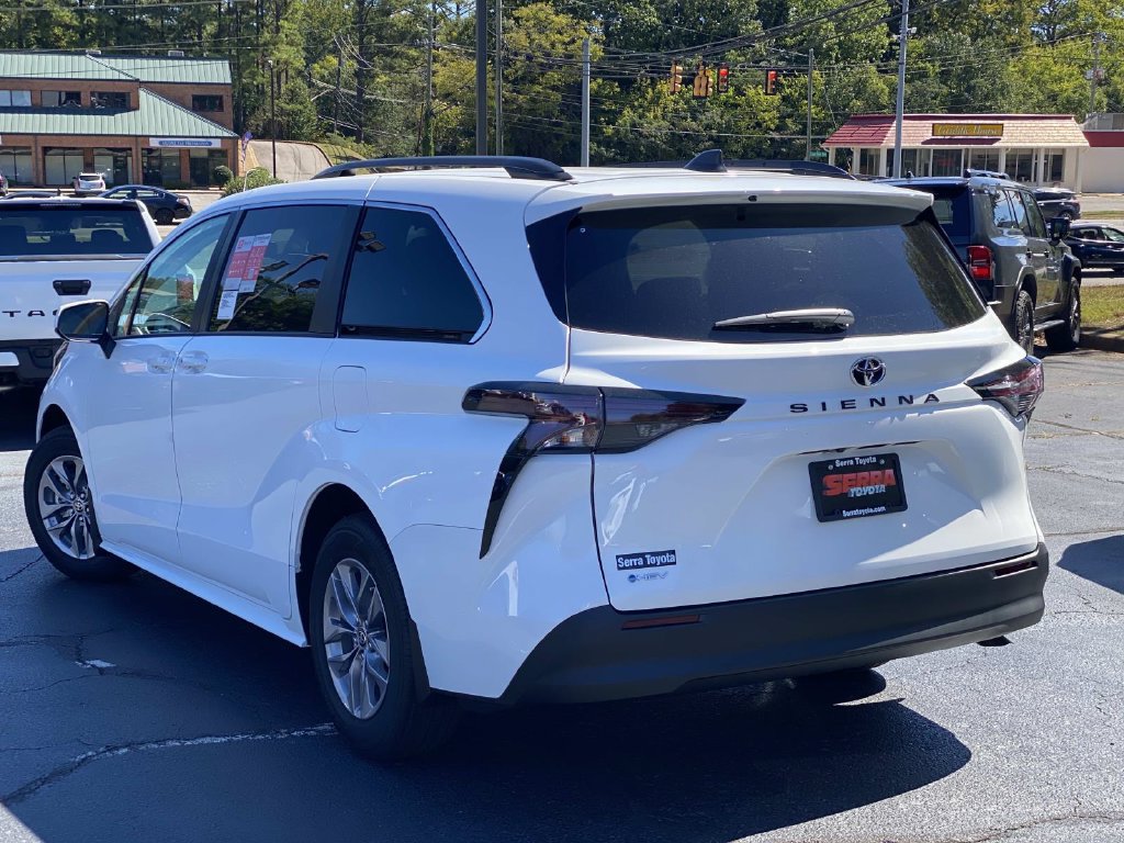 New 2026 Toyota Sienna LE FWD image 5