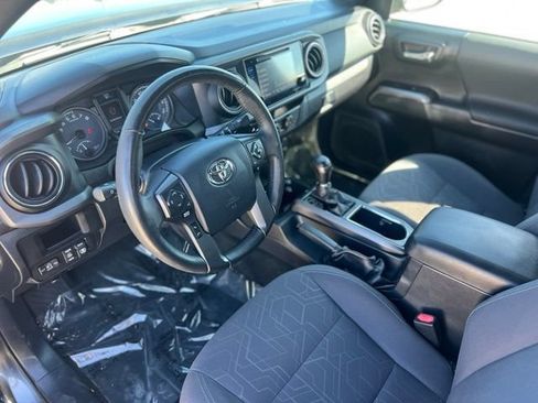 Used 2017 Toyota Tacoma TRD Off-Road AWD/4WD image 14