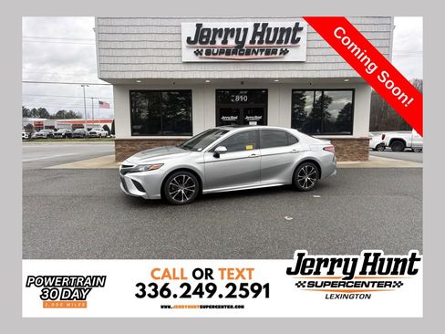 Used 2018 Toyota Camry SE image 1