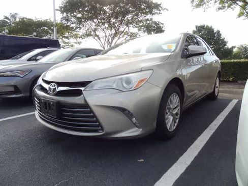 Used 2017 Toyota Camry LE FWD image 1