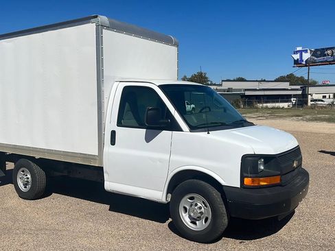 Used 2016 Chevrolet Express 3500 RWD image 5