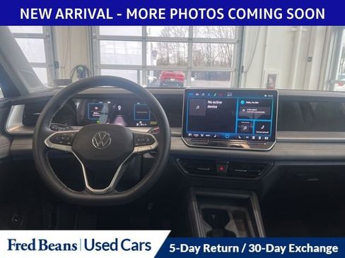 Used 2025 Volkswagen Tiguan SE w/ Panoramic Sunroof Package image 13
