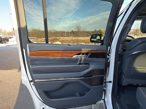 Used 2023 Jeep Grand Wagoneer Series II image 25