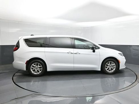 Used 2025 Chrysler Pacifica Select FWD image 11