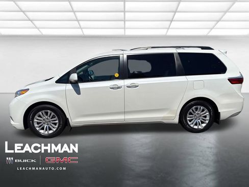 Used 2017 Toyota Sienna XLE Premium FWD image 7