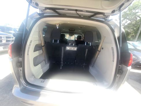 Used 2017 Chrysler Pacifica Touring w/ Tire & Wheel Group FWD image 40