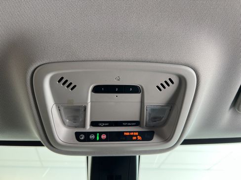 Used 2021 Chevrolet Traverse LT image 24