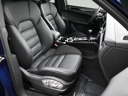 Certified 2025 Porsche Macan AWD/4WD image 11