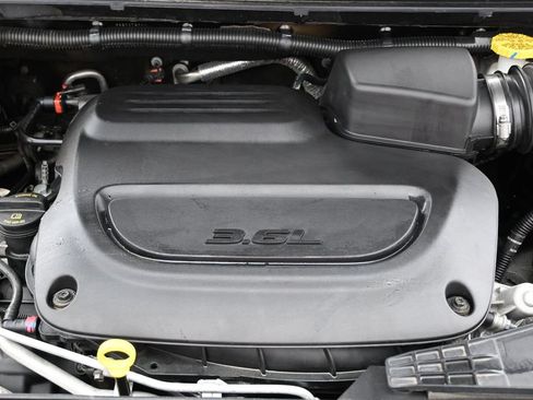 Used 2025 Chrysler Pacifica Select FWD image 34