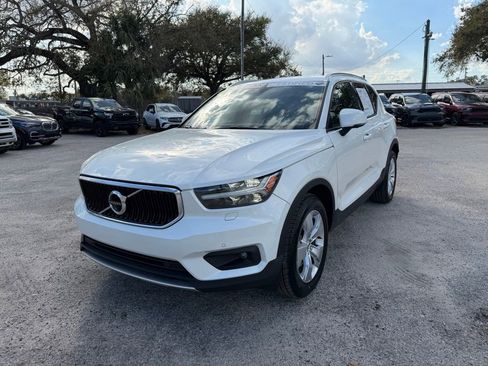 Used 2022 Volvo XC40 T5 Momentum image 2